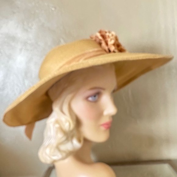 TIMELESS 1950\'S GOLD STRAW WIDE BRIM HAT + FABRIC FLOWERS + VELOUR BAND main image 4
